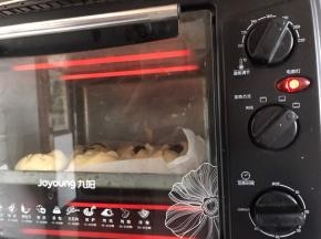 放入预热好的烤箱中层，180度烤20分钟即可