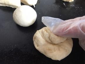 在每个剂子的周边向中间收压成团