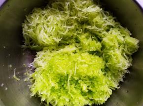 莴笋清洗干净去皮，切丝