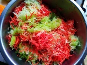 胡萝卜也切丝然后加入莴笋里