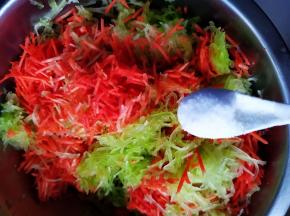 在加入16克的盐搅拌均匀