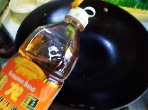金龙鱼花生油加入锅里
