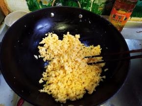 油热后快速把鸡蛋炒菜