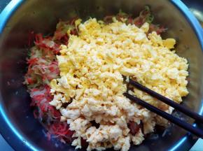 炒好的鸡蛋加入馅里