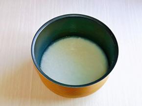 首先将米淘干净，放入电饭煲中，启动煮饭。(一定要先把米饭做上哈)