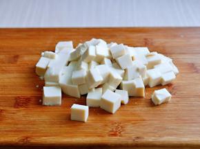 内酯豆腐，切小块。