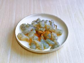 虾去头，去皮，去虾线，洗干净，再切小块，放入盘中，加入1克盐，1克十三香，1小勺料酒，抓拌均匀，腌制10分钟。