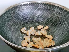 起油锅，加入腌制好的虾仁，翻炒至变色，盛出装盘。