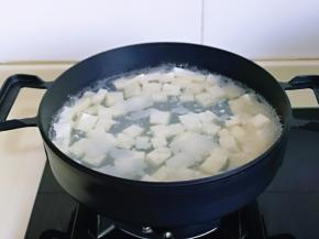 豆腐焯水，水烧开后下豆腐，再次煮开，捞出淋干水分备用。