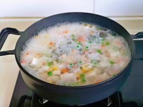 时蔬倒入豆腐锅中再次煮开，捞出淋干水分备用。