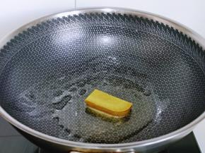 起油锅，加入咖喱块小火炒化。