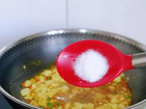 加入白砂糖，中小火煮2-3分钟。