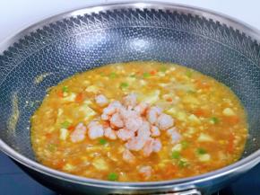 加入炒过的虾仁，轻轻翻炒均匀即可关火。