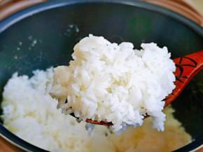 这时米饭也好啦～盛出装盘。