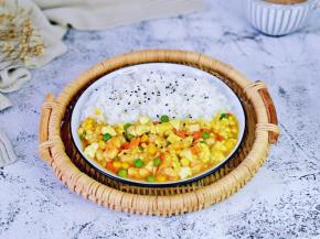 再把咖喱虾仁豆腐盛入盘中，撒上少许熟黑芝麻点缀。