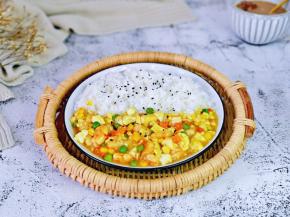 一盘有菜有饭，荤素搭配，营养均衡。