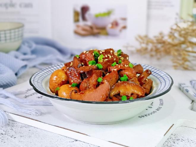 鹌鹑蛋香菇烧梅花肉