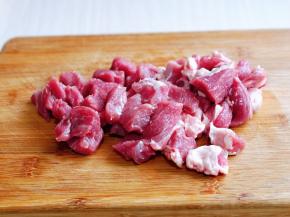 梅花肉温水洗干净，再切小块。(也可以用五花肉，根据个人喜好来，我家里人都不爱吃肥肉，所以我用了梅花肉)