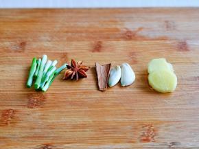 葱姜蒜去皮切好。