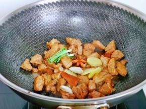 再加入香料，翻炒。