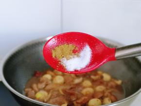 再按个人口味加入盐，十三香炖10分钟。