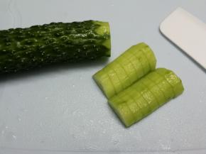 黄瓜去皮切成片