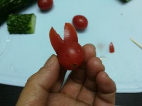 将五分之一插入切口变成小兔子