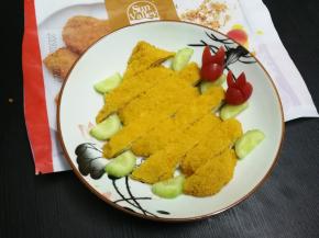 将鸡排，黄瓜，圣女果摆放盘中整齐