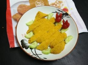 将鸡排，黄瓜，圣女果摆放盘中整齐