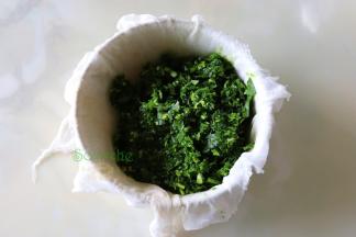 菠菜洗净之后，先切碎然后榨汁，过滤，榨汁机自带过滤更好，不用手动过滤。