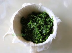 菠菜洗净之后，先切碎然后榨汁，过滤，榨汁机自带过滤更好，不用手动过滤。