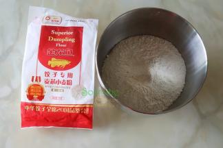 300克金龙鱼饺子专用粉，加170克水，揉搓光滑的面团。另外300克加180克菠菜汁用相同的方法揉搓光滑的面团。
