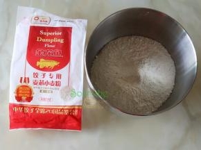 300克金龙鱼饺子专用粉，加170克水，揉搓光滑的面团。另外300克加180克菠菜汁用相同的方法揉搓光滑的面团。