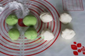 面团醒好之后，各分成4个小团，揉搓光滑，分小面团容易擀。