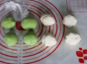 面团醒好之后，各分成4个小团，揉搓光滑，分小面团容易擀。