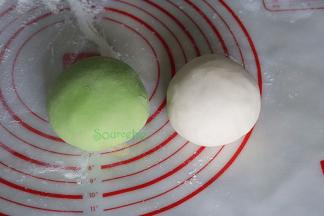 菠菜汁面团和饺子面团分别盖上保鲜膜，静放10分钟，这个过程叫醒面。