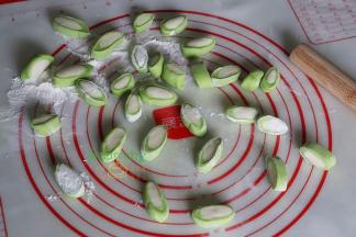 用刀切小团，然后晒的饺子粉，小面团之间就不会粘。