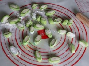 用刀切小团，然后晒的饺子粉，小面团之间就不会粘。