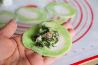 取一块擀好的饺子皮，放入饺子馅，包出自己喜欢的形状。