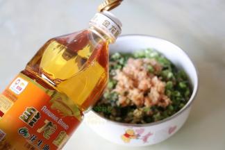 饺子馅的制作：五花肉洗净放入绞肉机搅碎，香葱洗净切碎，生姜洗净打碎，然后放金龙鱼花生油、酱油、盐、十三香搅拌均匀。我家的饺子馅都用金龙鱼的花生油，特别浓香，吃完饺子，嘴里还留有香味。