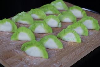 包好的饺子可以蘸点粉，放的时候就不会站在一起，煮的时候不会破皮。