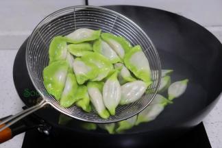 煮锅的水煮沸之后，放入饺子，饺子煮熟，捞出。