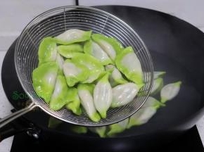 煮锅的水煮沸之后，放入饺子，饺子煮熟，捞出。