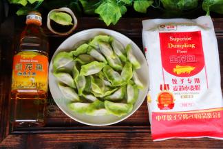 好看又好吃的翡翠水饺就煮好了。
