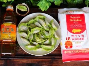 好看又好吃的翡翠水饺就煮好了。