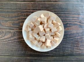 香芋去皮，切成小方块