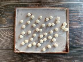 再分成若干小份，揉成小汤圆
