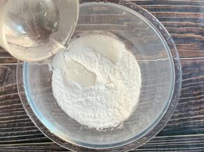 糯米粉120g加适量热水，揉成光滑面团