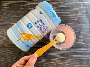 将澳优珀淳奶粉加入搅拌机中