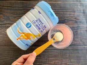 将澳优珀淳奶粉加入搅拌机中